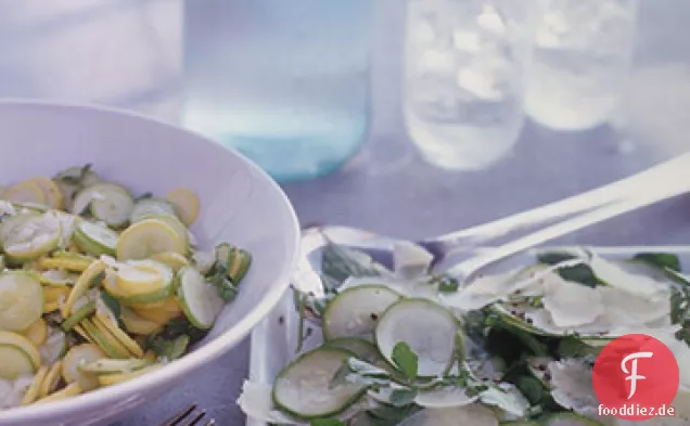 Sommer-Squash-Salat mit Kräutern und Pecorino Fresko