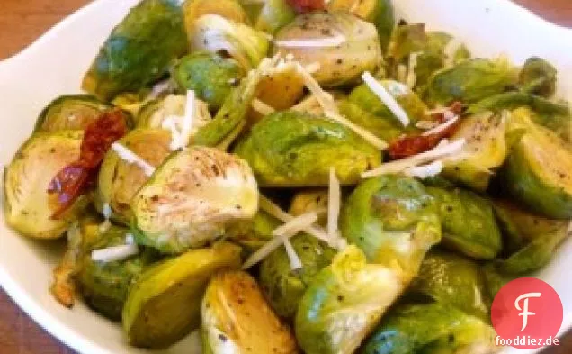 Rosenkohl mit Schalotten, Knoblauch und sonnengetrockneten Tomaten 