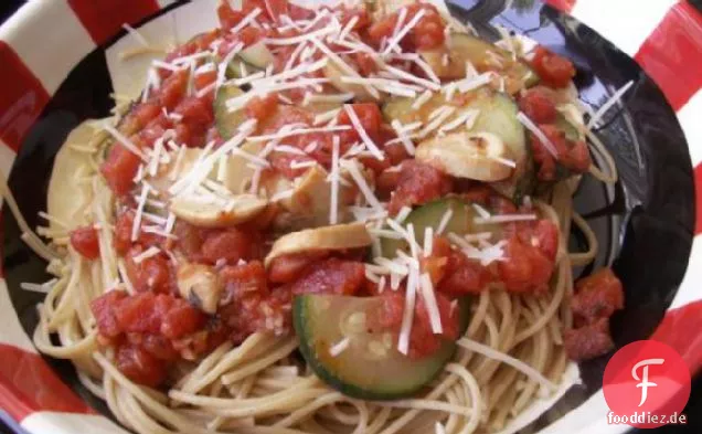 Spaghetti mit Tomaten, Chili, Champignons, Zucchini & Knoblauch