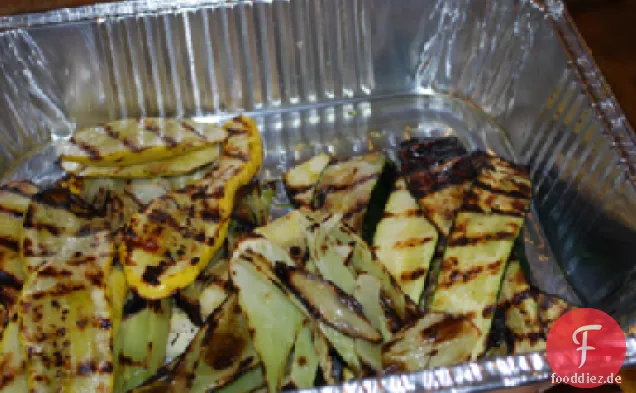 Gegrillter Sommerkürbis und Zucchini