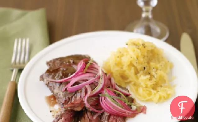 Rocksteak mit eingelegten Zwiebeln und Spaghetti-Squash
