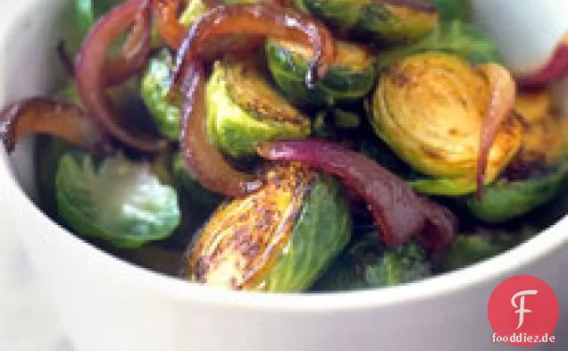Rosenkohl mit Essig-glasierte rote Zwiebeln