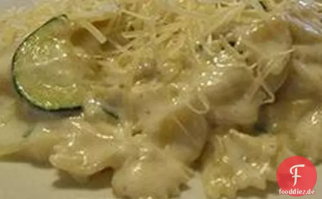 Farfalle Pasta mit Zucchini und Zitronen-Sahne-Sauce