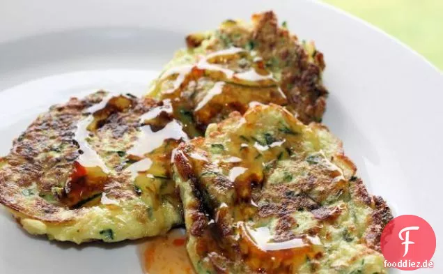 Geröstete Zitronenschale Zucchini mit Pinienkernen