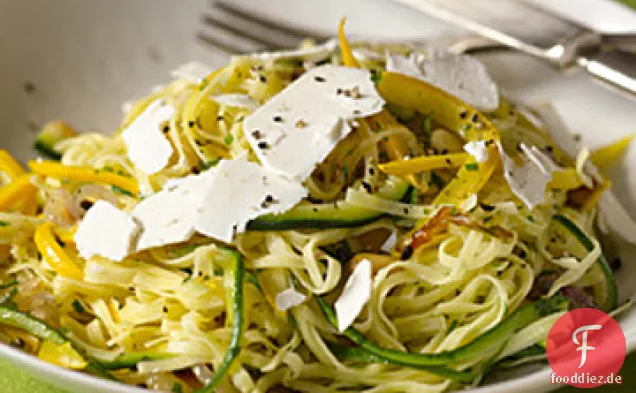 Linguine mit Squash-Nudeln und Pinienkernen Rezept