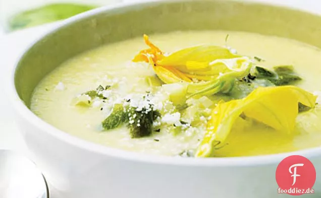 Maissuppe mit gerösteten Poblanos und Zucchiniblüten