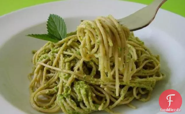 Farfalle-Pasta Mit Zucchini, Minze und Mandeln