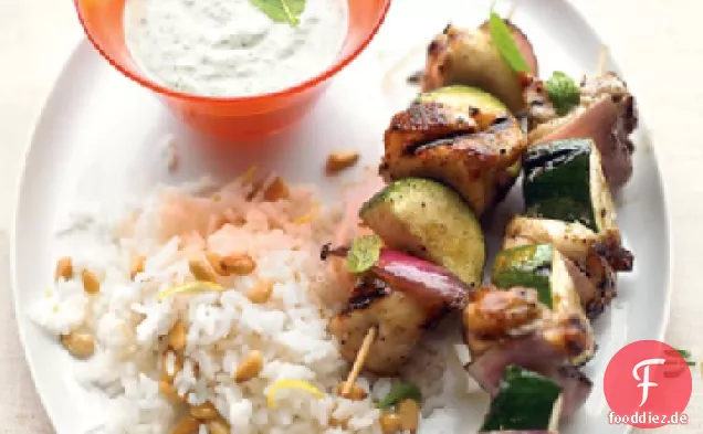Gegrillte griechische Hähnchenspieße mit Minze-Feta-Sauce