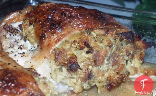 Leicht käsig gefülltes Huhn
