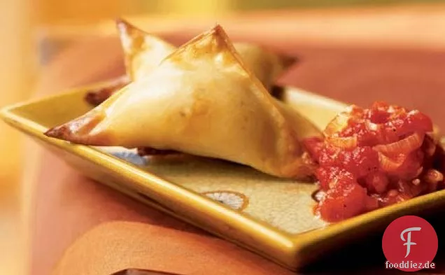 Knusprige Butternut-Wontons mit würziger Tomatensauce