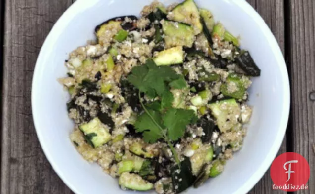 Quinoa-Salat mit gegrillten Zucchini, Feta und Poblanos