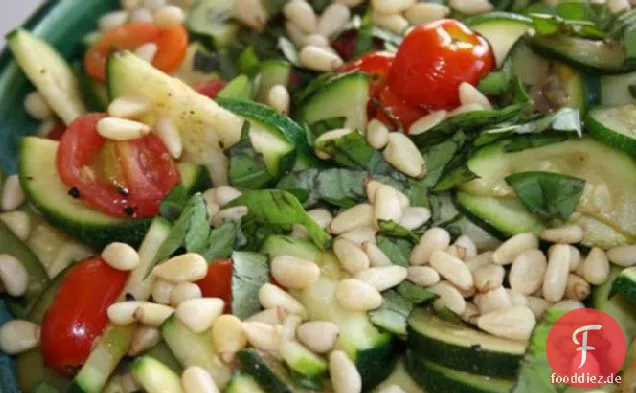 Kirschtomate und Zucchini anbraten
