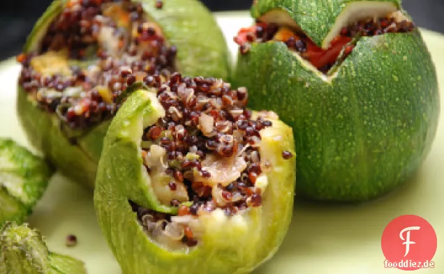 Quinoa und Wildreis gefüllter Kürbis