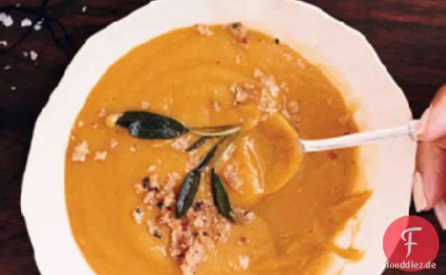 Butternut Squash und Salbei Suppe mit Salbei Paniermehl