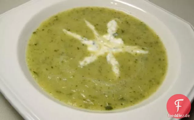 Zucchinisuppe mit Kräutercreme