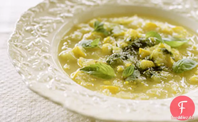Sommer-Squash-Suppe mit basilikum-Pistou