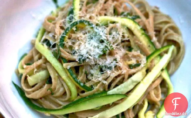 Abendessen heute Abend: Vollkornnudeln mit Julienned Zucchini