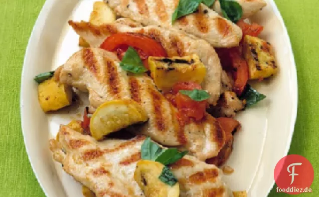 Gegrillte Hähnchenschnitzel mit Kürbis und Tomaten