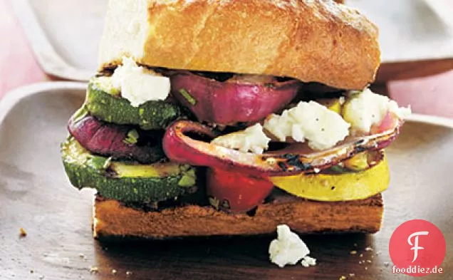 Überfüllte gegrillte Gemüse-Feta-Sandwiches