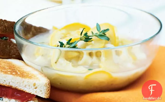 Sommerkürbis und Nudelsuppe