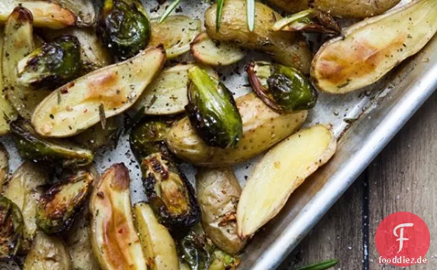 Gerösteten Fingerling-Kartoffeln Und Rosenkohl Mit Rosmarin