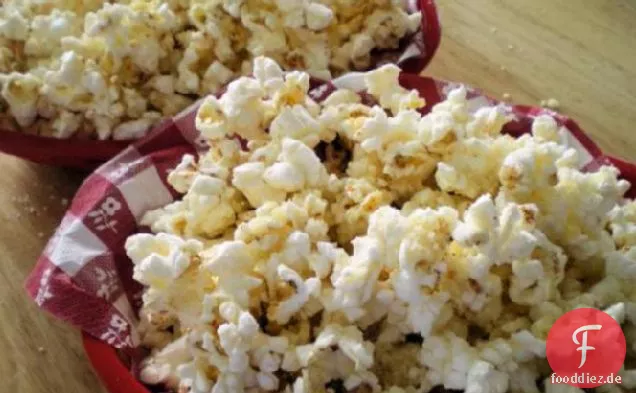 Süßes und herzhaftes Popcorn mit Honig und Parmesan