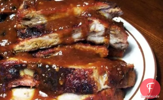 Rauchig süße Spareribs mit Sauce und Bohnen