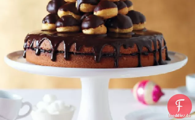 Marmelade gefüllter Kuchen mit Schokoladenglasur