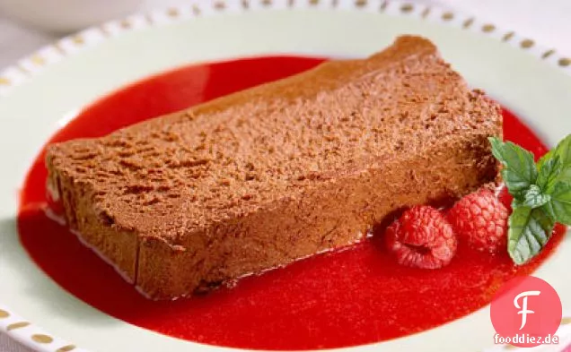 Schokoladenmousse Laib mit Himbeerpüree