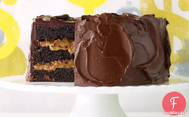 Schokoladenkuchen mit Milch-Schokoladen-Crunch und Karamellsauce