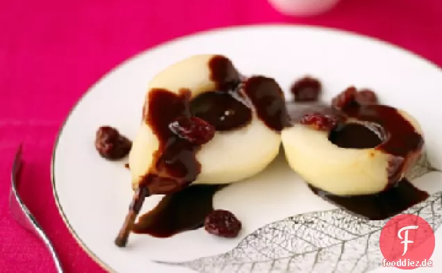 Birnen und getrocknete Kirschen mit Schokoladensauce