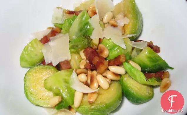Rosenkohl mit Pancetta, Pinienkernen und Parmigiano Reggiano