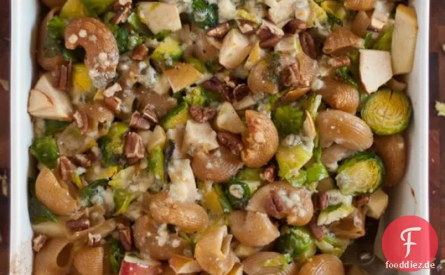 Gebackene Chiocciole mit Rosenkohl, Äpfeln und Blauschimmelkäse