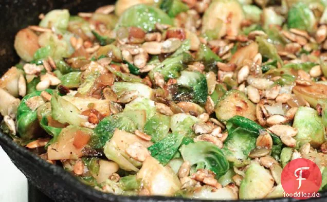 Pan geröstete Rosenkohl mit kandierten Pepitas und Apfelwein Vin