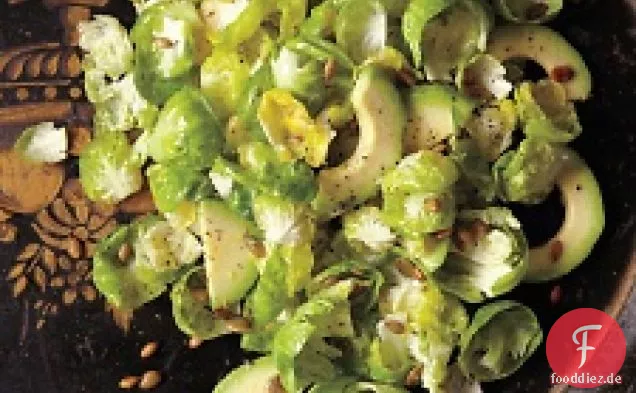 Rosenkohlsalat mit Avocado und Kürbiskernen