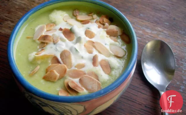 Rosenkohlsuppe mit Schnittlauchcreme und Mandeln