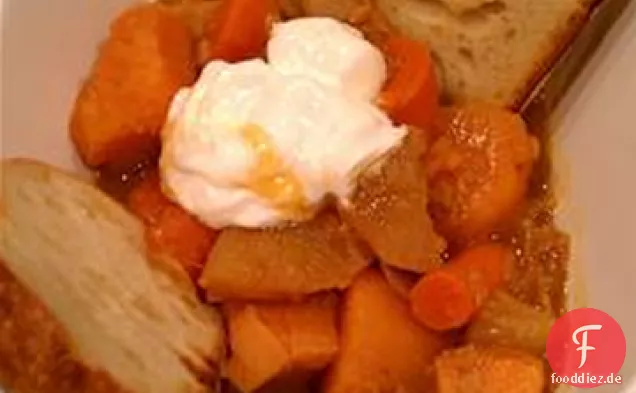 Süßkartoffel-, Karotten-, Apfel- und rote Linsensuppe