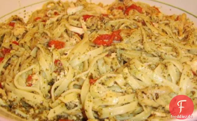 Frische Fettuccine mit gezogenem Rotisserie-Huhn, Pesto und Roas