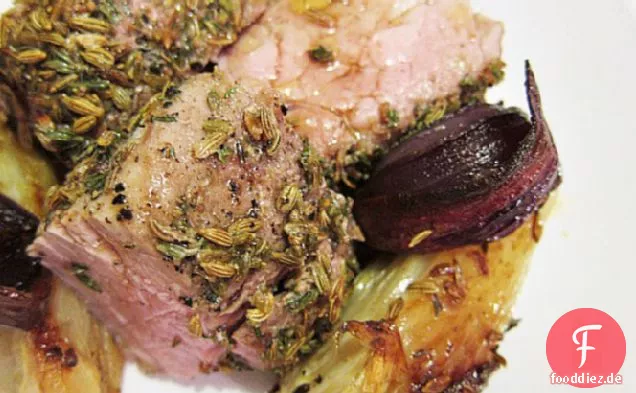 Fenchel-gebratenes Schweinefilet mit süßen Zwiebeln