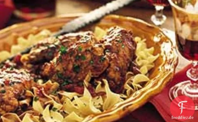Chianti-geschmorte gefüllte Hähnchenschenkel auf Eiernudeln