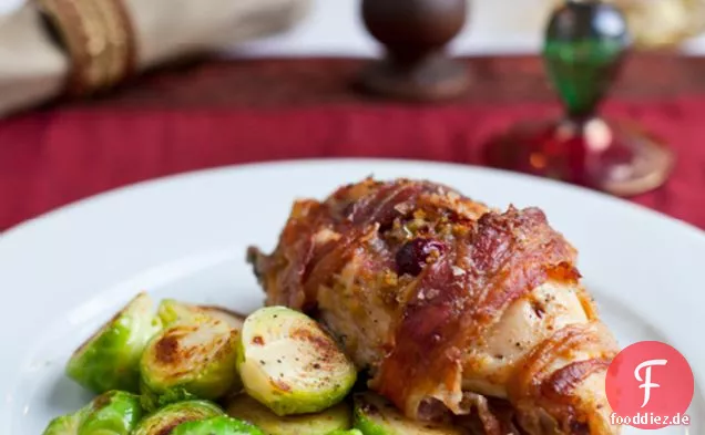 Cranberry gefülltes Huhn in Pancetta mit Pfanne gebraten gewickelt.
