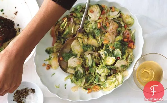 Rasierte Rosenkohl Und Schalotten Anbraten