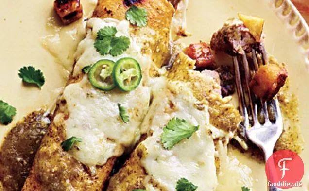 Schweinefleisch und Wegerich Enchiladas mit schwarzem Bohnenpüree