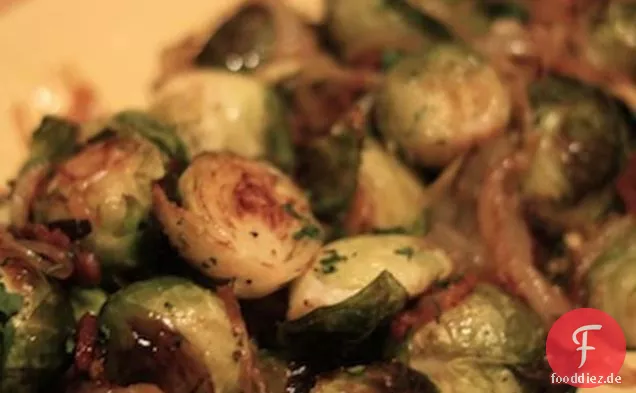 Gerösteter Rosenkohl mit karamellisierten Zwiebeln und Speck