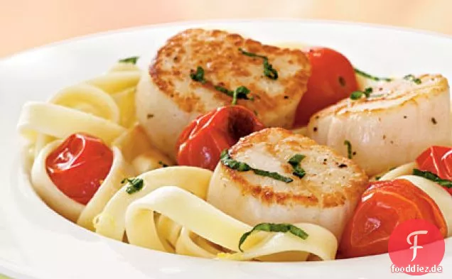 Gebratene Jakobsmuscheln mit gerösteten Tomaten