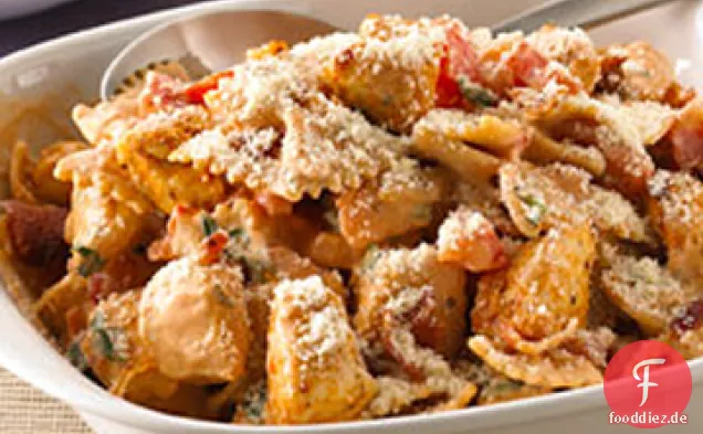 Cremige Hühnchen-, Speck- und Tomatennudeln