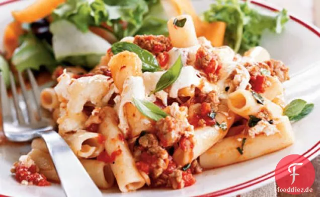 Gebackene Nudeln mit Wurst, Tomaten und Käse