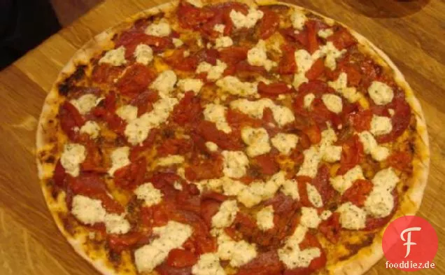 Boursin-Käse und sonnengetrocknete Tomatenpizza