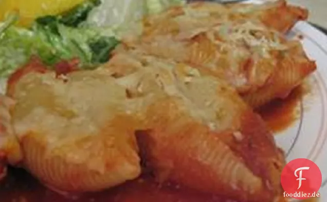 Käse und Speck gefüllte Nudelschalen