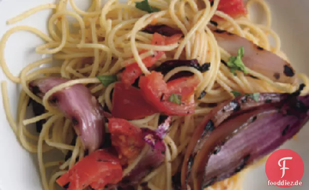 Spaghetti mit Rauchigen Tomaten und Zwiebeln